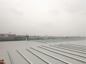 鋼構(gòu)廠房頂部安裝